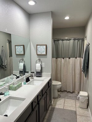 Hair dryer, towels, soap, toilet paper - Charming 2-bedroom Penthouse condo with AC, WiFi in lovely BransonMo (Branson)