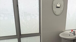 Kombinert dusj/badekar, bidé, håndklær og såpe