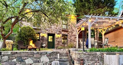 5 Star Private 2BR Storybook cottage with WIFI & EV charger in Stockton