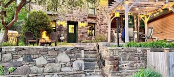 5 Star Private 2BR Storybook cottage with WIFI & EV charger in Stockton