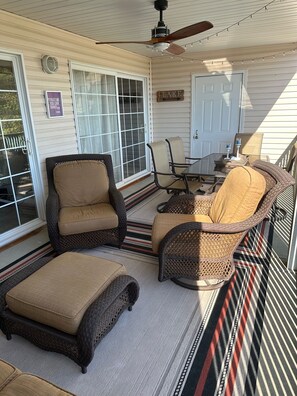 Outdoor dining - Lakefront Condo: Fast Wi-Fi: Fireplace: Near Bagnell Strip: Screened in Patio (Lake Ozark)