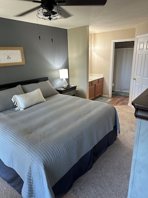 2 chambres, fer et planche à repasser, Wi-Fi gratuit, draps fournis