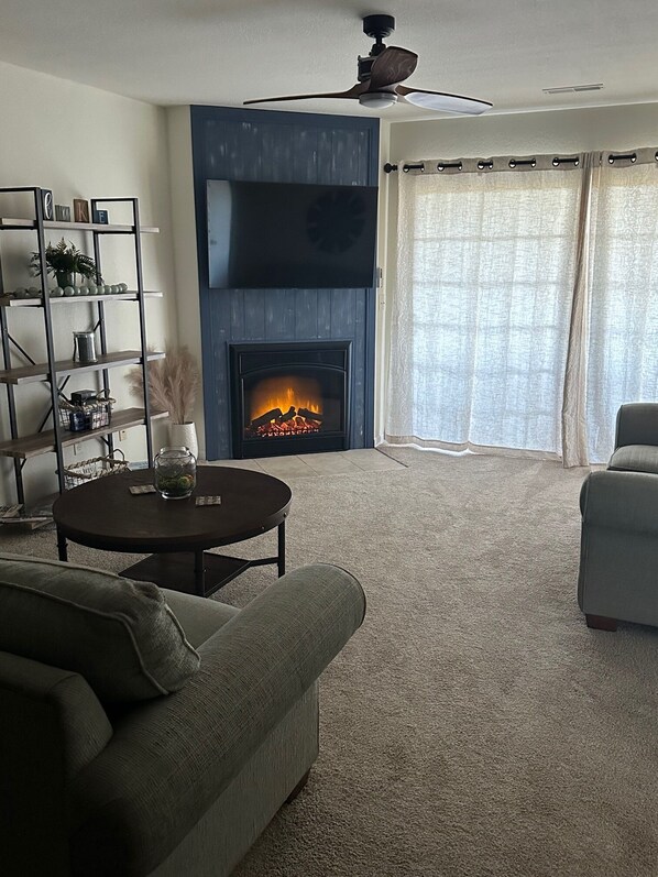 Interior - Lakefront Condo: Fast Wi-Fi: Fireplace: Near Bagnell Strip: Screened in Patio (Lake Ozark)