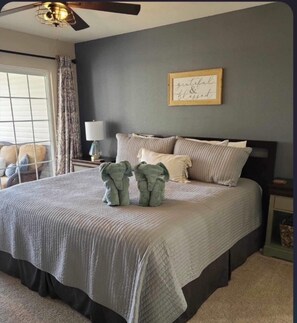 2 bedrooms, iron/ironing board, free WiFi, bed sheets - Lakefront Condo: Fast Wi-Fi: Fireplace: Near Bagnell Strip: Screened in Patio (Lake Ozark)