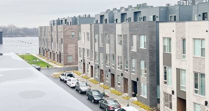 Riverview Retreat: 3BR Oasis w/ Rooftop & Garage