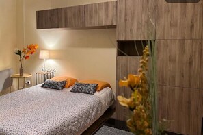1 chambre, fer et planche à repasser, draps fournis