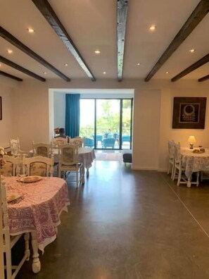 Khu vực ăn uống tại phòng