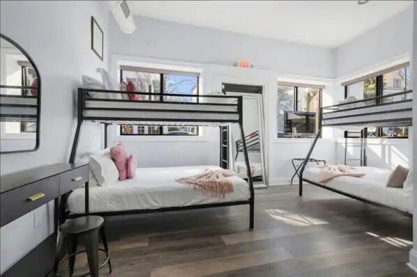 4 bedrooms, iron/ironing board, WiFi, bed sheets