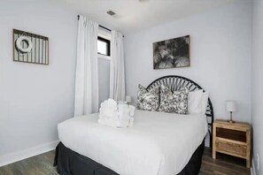 4 bedrooms, iron/ironing board, WiFi, bed sheets - 4 Bedroom - 4 Blocks to King St. with Parking (Charleston)