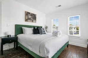 4 bedrooms, iron/ironing board, free WiFi, bed sheets - 4 Bedrooms - 4 Blocks to King Street with Parking (Charleston)