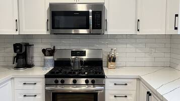 Geladeira, micro-ondas, fogão, cooktop