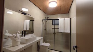 Separat badekar og dusj, boblebad og toalettartikler (inkludert)