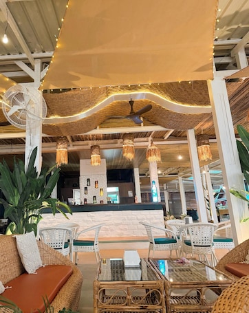 Bar (en la propiedad). Surf House Beach Resort