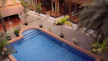 Una piscina al aire libre