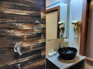 Premium Double Room | Bathroom | Shower, towels, soap, shampoo