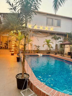 Una piscina al aire libre