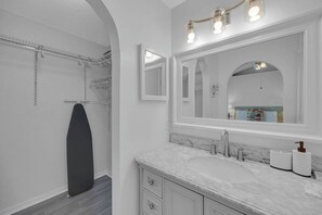 Haartrockner, Handtücher, Seife, Toilettenpapier