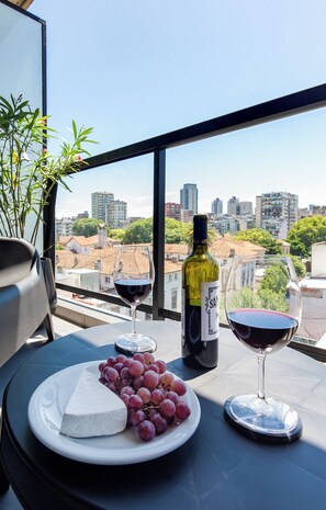 Outdoor dining - Luxurious 3 Bedroom 3 Bathroom- 3 Balconies -1 GB WiFi - 4 Seasons Mattresses (BRL)