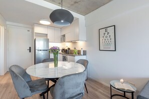 Dining - Luxurious 3 Bedroom 3 Bathroom- 3 Balconies -1 GB WiFi - 4 Seasons Mattresses (BRL)