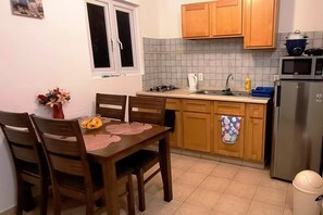 Réfrigérateur, micro-ondes, plaque de cuisson, bouilloire électrique