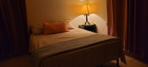 1 habitación, caja de seguridad en la habitación y escritorio 