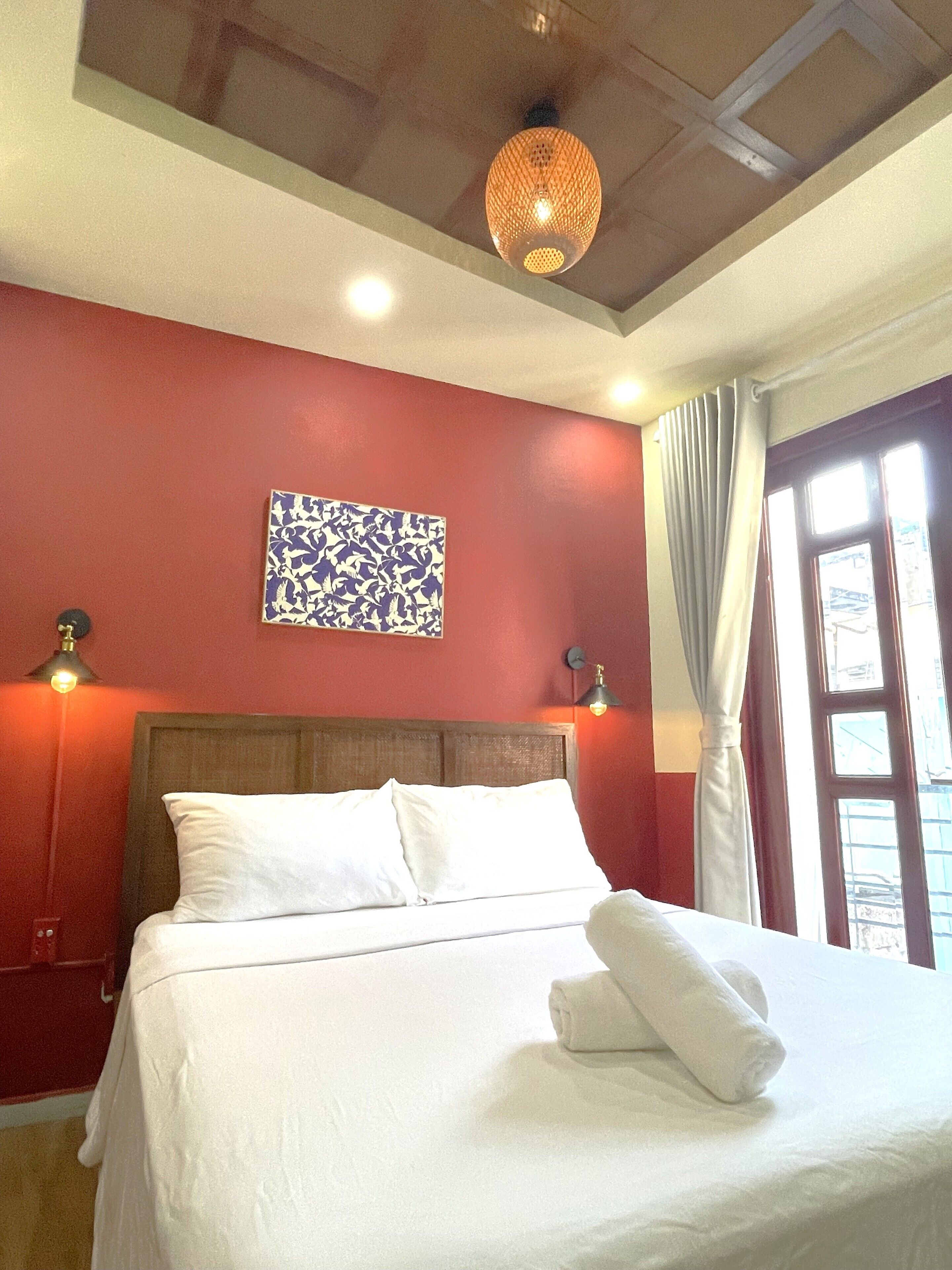 Habitació Deluxe, 1 llit de matrimoni, balcó, vistes a la ciutat (201) | Caixa forta a l'habitació i escriptori 