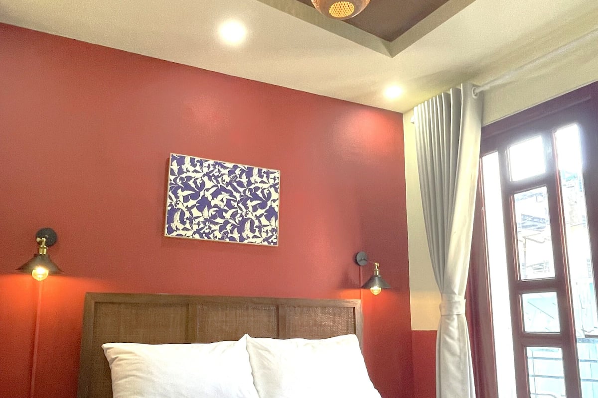 Chambre Deluxe, 1 grand lit, balcon, vue ville (201) | Coffres-forts dans les chambres, bureau