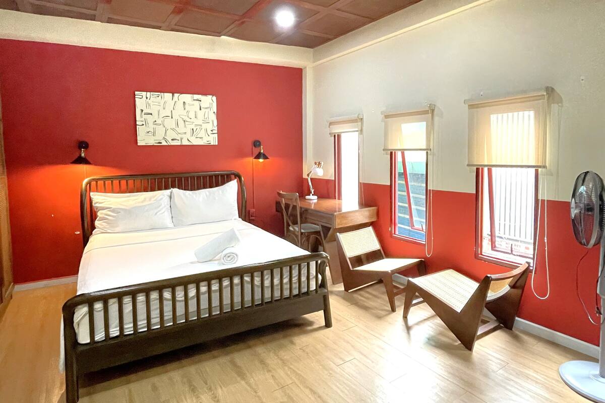 Phòng Deluxe, 1 giường cỡ queen, không hút thuốc, quang cảnh thành phố (101) | Két bảo mật tại phòng, bàn, khu vực làm việc phù hợp cho laptop 