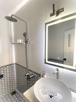 Regadera, regadera con hidromasaje, secadora de cabello, pantuflas 