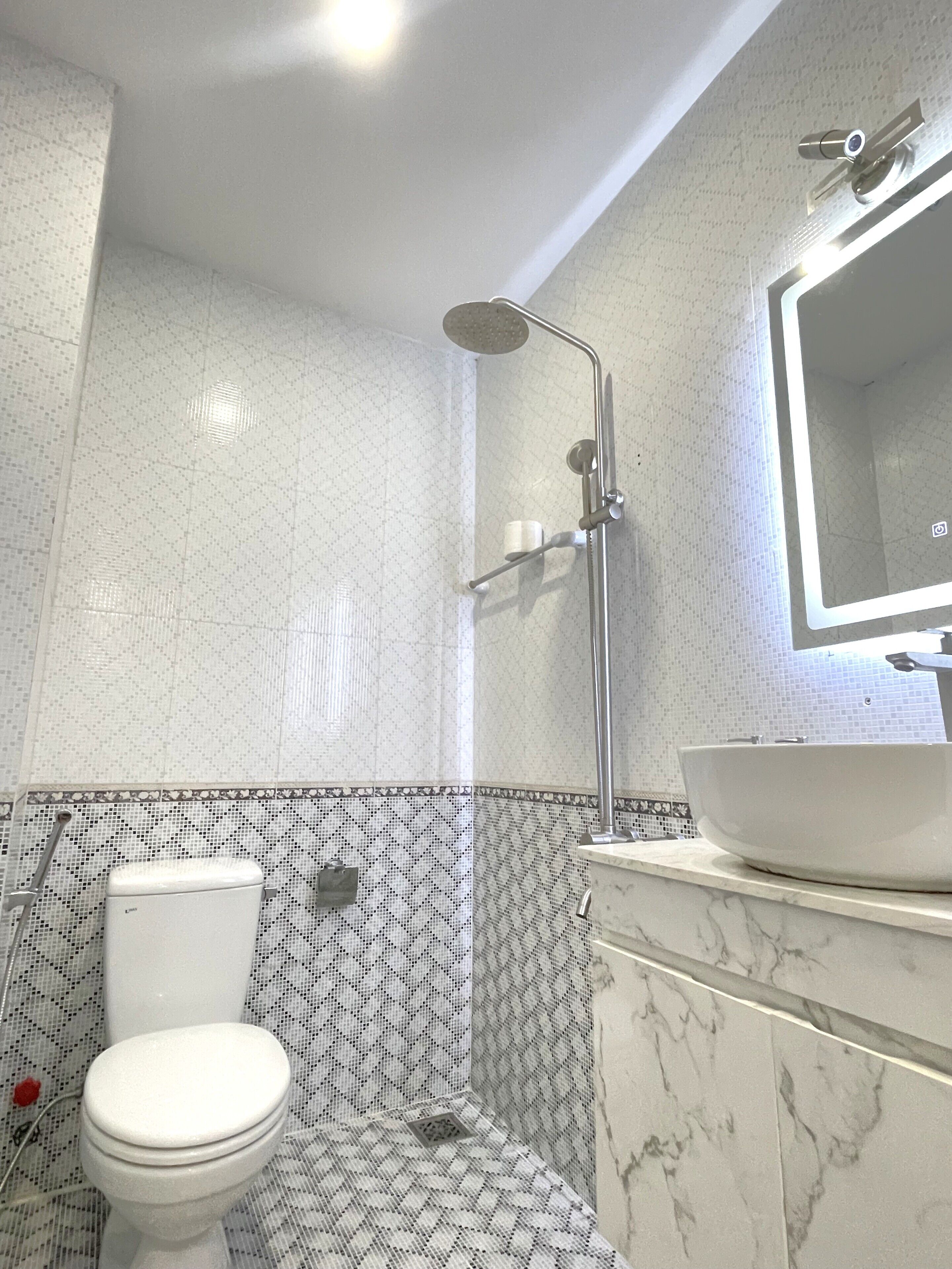 Comfort Room, 1 Queen Bed, Non Smoking, City View (301) | Bathroom | Shower, hydromassage showerhead, hair dryer, slippers