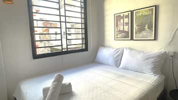 Deluxe Room, 1 Queen Bed, Non Smoking, City View (302)