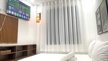 Phòng Deluxe, 1 giường cỡ queen, không hút thuốc, quang cảnh thành phố (302) | Két bảo mật tại phòng, bàn, khu vực làm việc phù hợp cho laptop