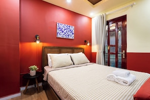 Habitación Deluxe, 1 cama Queen size, balcón, vista a la ciudad (201) | Caja de seguridad en la habitación y escritorio 