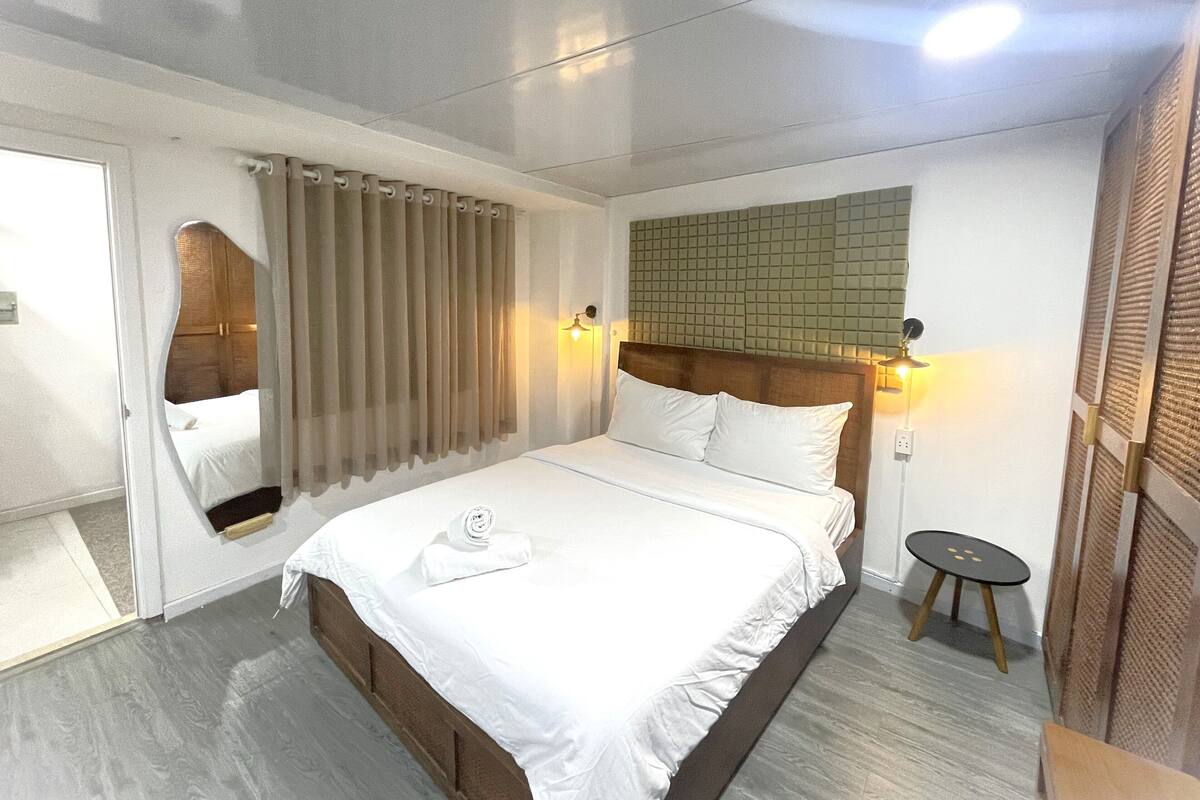 Phòng Deluxe, 1 giường cỡ queen, không hút thuốc, quang cảnh thành phố (401) | Két bảo mật tại phòng, bàn, khu vực làm việc phù hợp cho laptop 