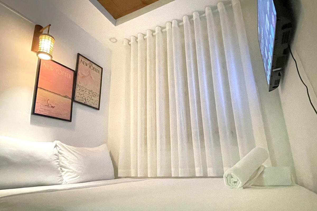 Deluxe Room, 1 Queen Bed, Non Smoking, City View (301)