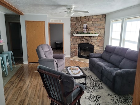 Smart TV, fireplace, DVD player. Charming 3-bedroom cabin in Amish country near Shreve Ohio,great birding area!