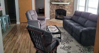 Charming 3-bedroom cabin in Amish country near Shreve Ohio,great birding area!