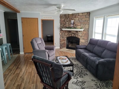 Charming 3-bedroom cabin in Amish country near Shreve Ohio,great birding area!