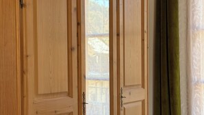 Ein Holzschrank mit Spiegel und einem grünen Vorhang.