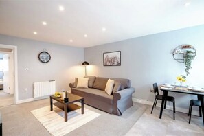 Smart TV, books -  Brighton Hub: Comfortable Central Retreat in the Heart of the City, Near It All (Brighton and Hove)