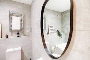 Séchoir à cheveux, serviettes fournies, savon, shampooing