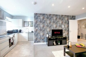 Fridge, microwave, oven, stovetop - Brighton Hub: Comfortable Central Retreat in the Heart of the City, Near It All (Brighton and Hove)