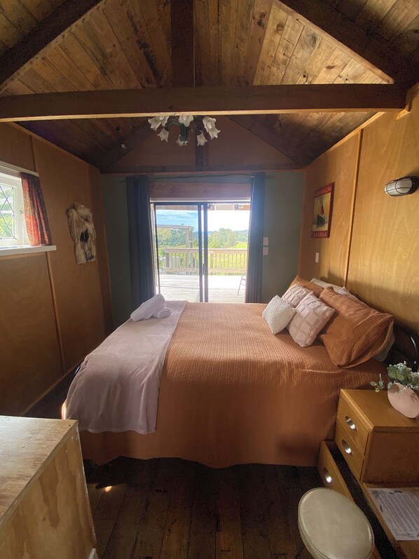 1 bedroom, bed sheets