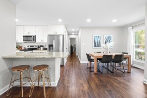 Dining - Hot Tub/ Playground/ Fire Pit/ Backyard Retreat (Raleigh)