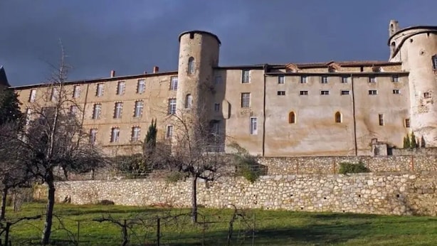 A large, historic building with multiple towers and a stone wall. - ZEcamping 3* locatif TV clim 41m2 4 pers (Saint-Lizier)