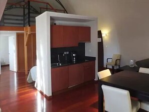 Unclassified image, 4 of 17, button