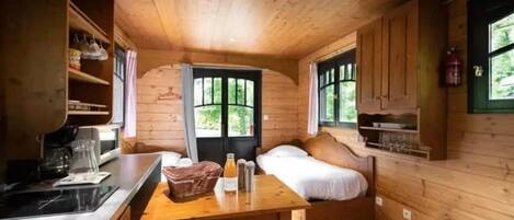 Refrigerador, microondas, placa de cocina