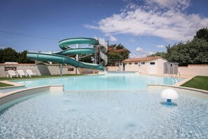 Een binnenzwembad, een verwarmd zwembad