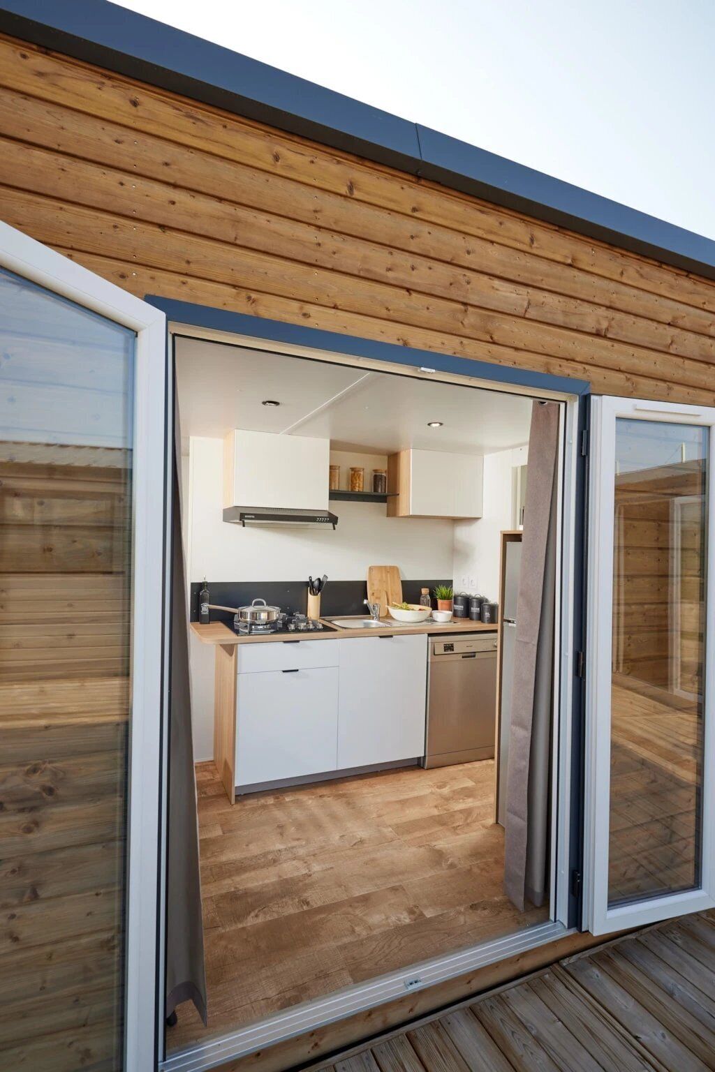 Frigorífic, microones, placa de cuina i rentaplats 