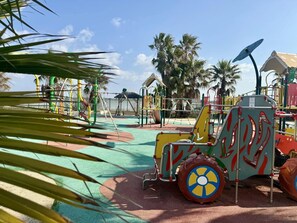 Children's area - ZEcamping 4* piscine chauffée dog friendly mobil-home TV BBQ clim 31m2 (Portiragnes)